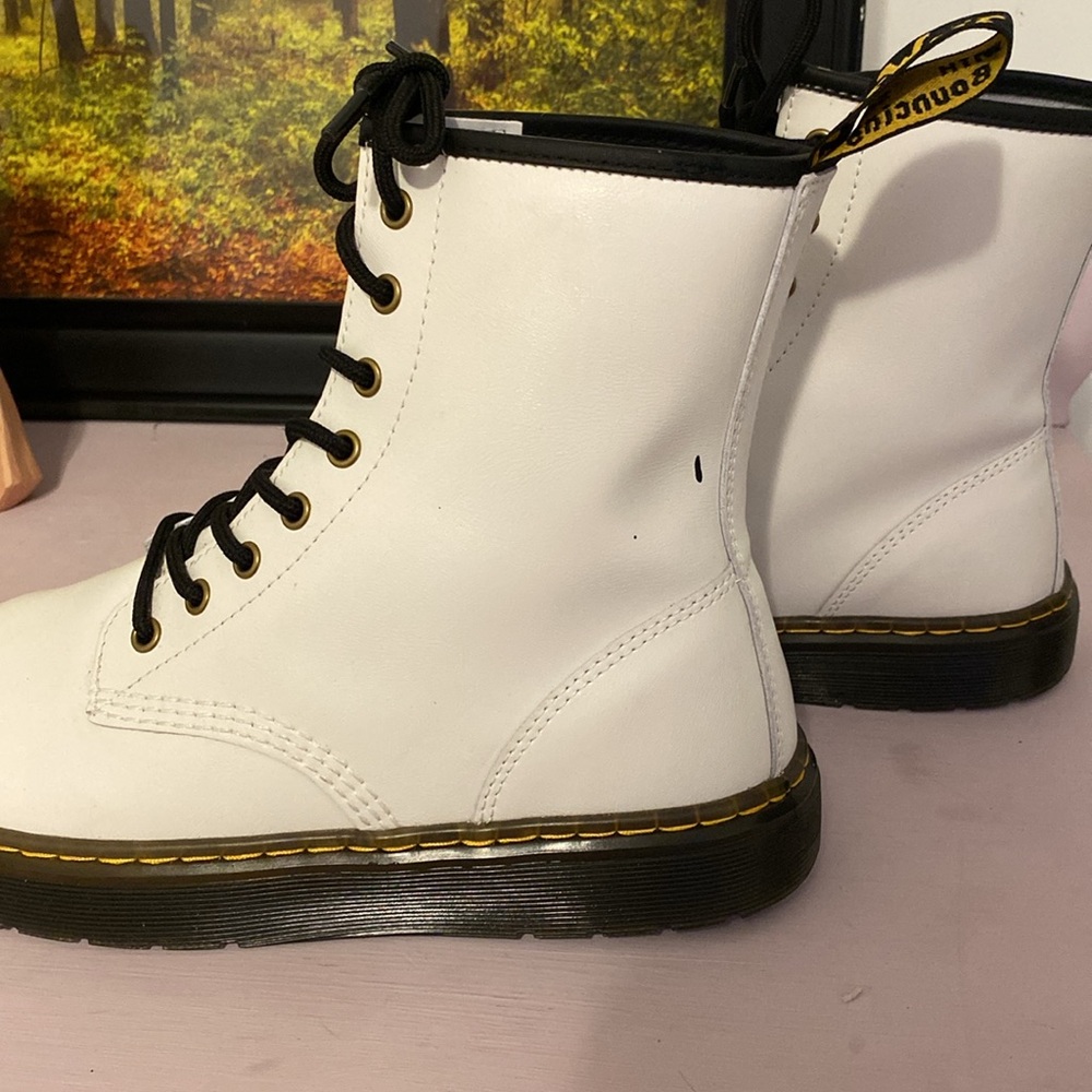 Dr. Martens shoes in like new condition.  Does have a small black mark - Picture 4 of 6
